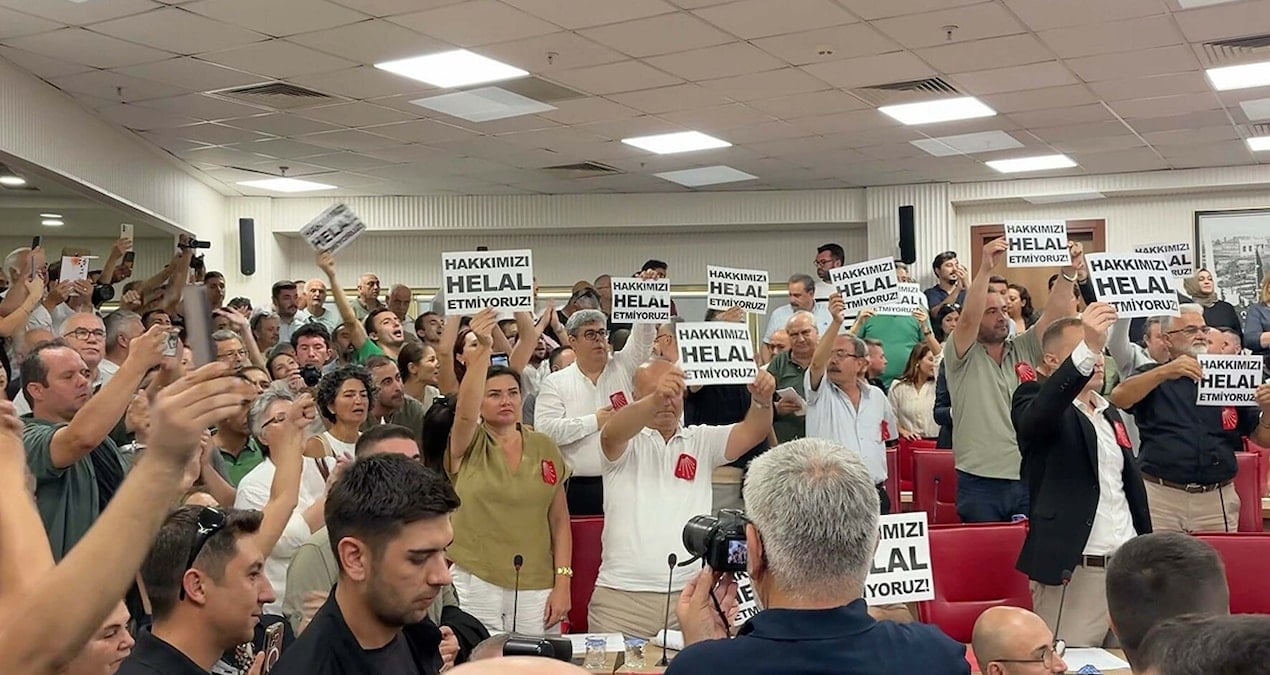 aydinda gerilim dinmiyor chpliler toplantiya alinmadi salona polis girdi Ktwj2G3x