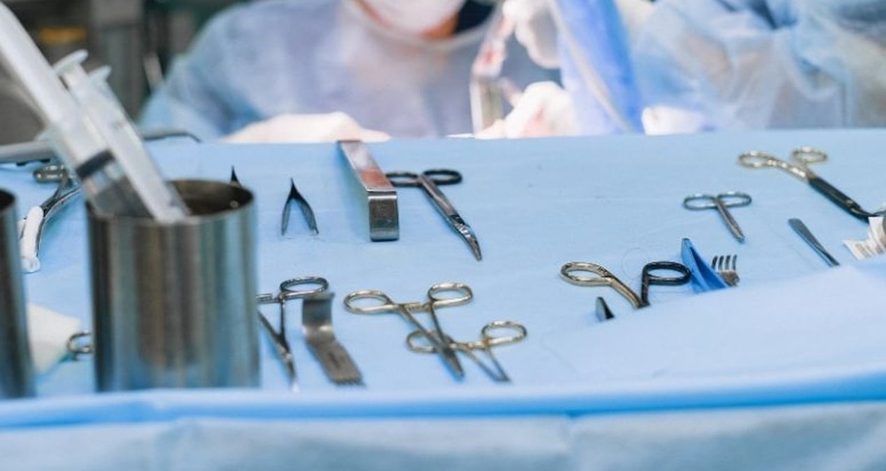 hastalardan bicak parasi aldigi iddia edilen akademisyen gorevinden uzaklastirildi JFSVYnq8