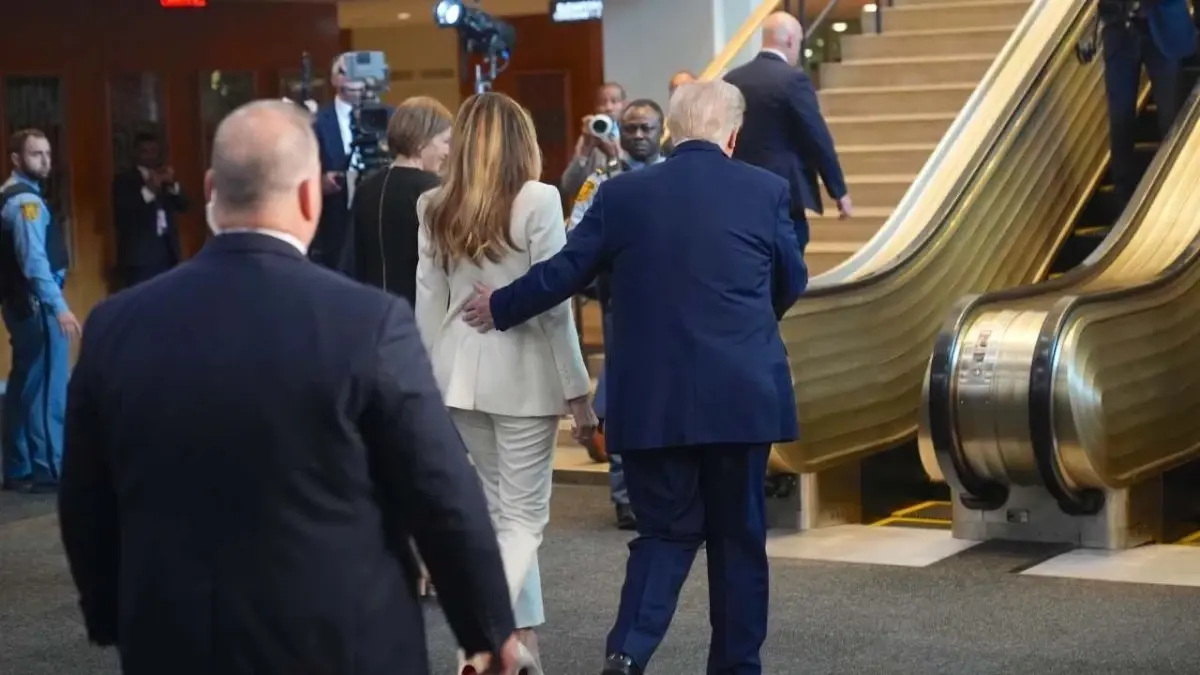 trumpin yuruyen merdiven kazasi qJ4TF8LC