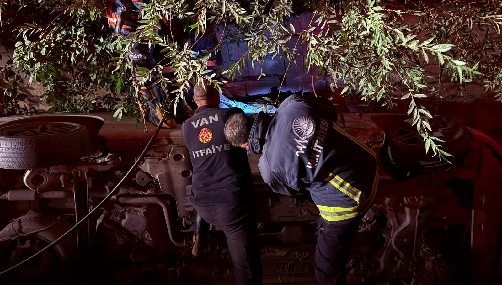 vanda otomobil su kanalina dustu 1 yarali bu9aLVEW